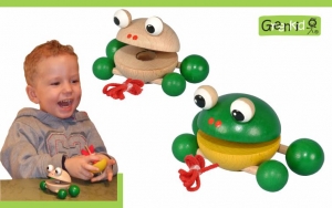 Kvalitní a bezpečná tahací hračka Greenkid pro radost dětí. Dřevěné tahací zvířátko - malá Žabka na kolečkách. Česká výroba dřevěných hraček Abafactory.
